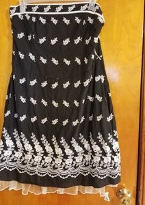 Vintage strapless black dress white embroidery